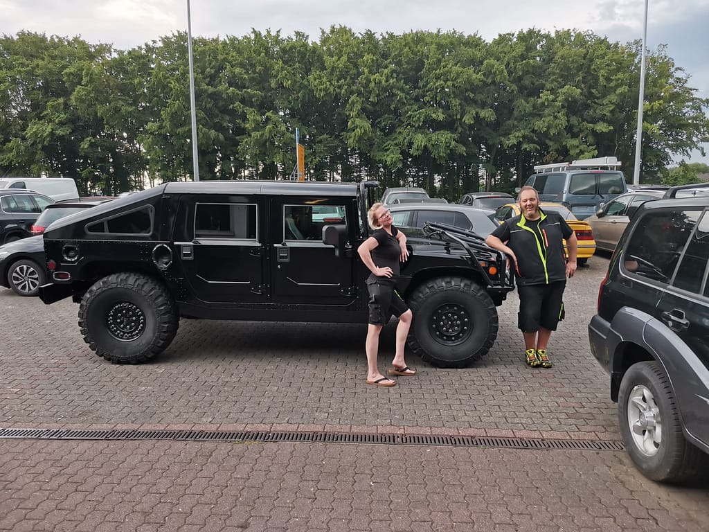 stephen und gaby posieren vor hummer